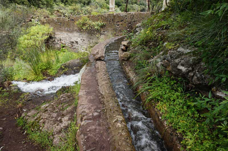 Wasserkanal auf Gran Canaria, vergleichbar mit den Levadas auf Madeira