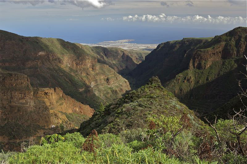 Blick über das Tal von Guayadeque bis zum Flughafen von Gran Canaria
