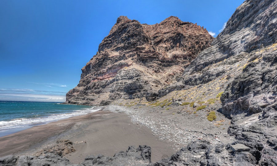 Blick auf den nördlichen Teil der Playa Guigui Chico und im Hintergrund die Felswände des Anden Colorado.