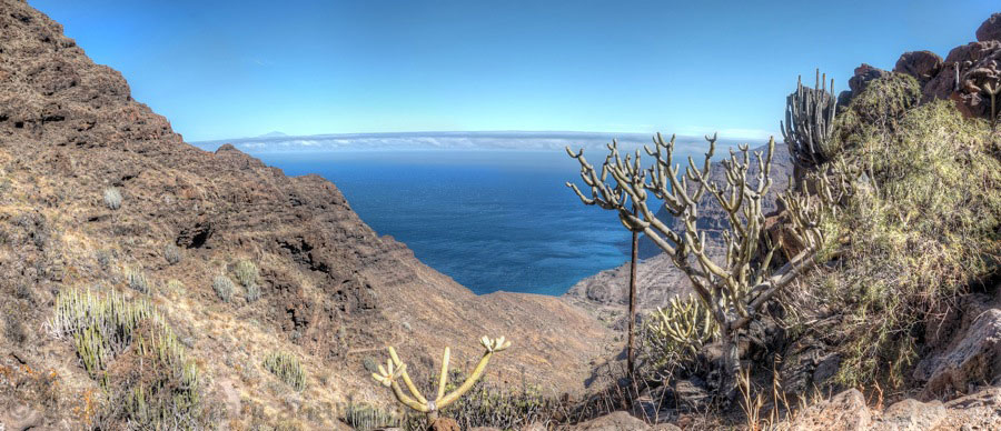 Bild vom Sattel von Degollada de Aguas Sabinas über das Tal von Güigüi nach Westen mit dem Teide im Hintergrund