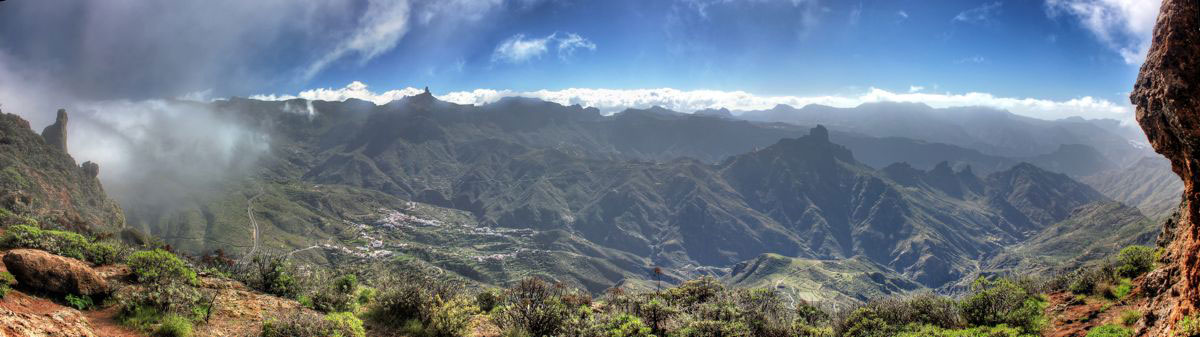 Panoramablick auf den Kessel von Tejeda, dem Pico de las Nieves, Roque Nublo und Roque Bentaiga