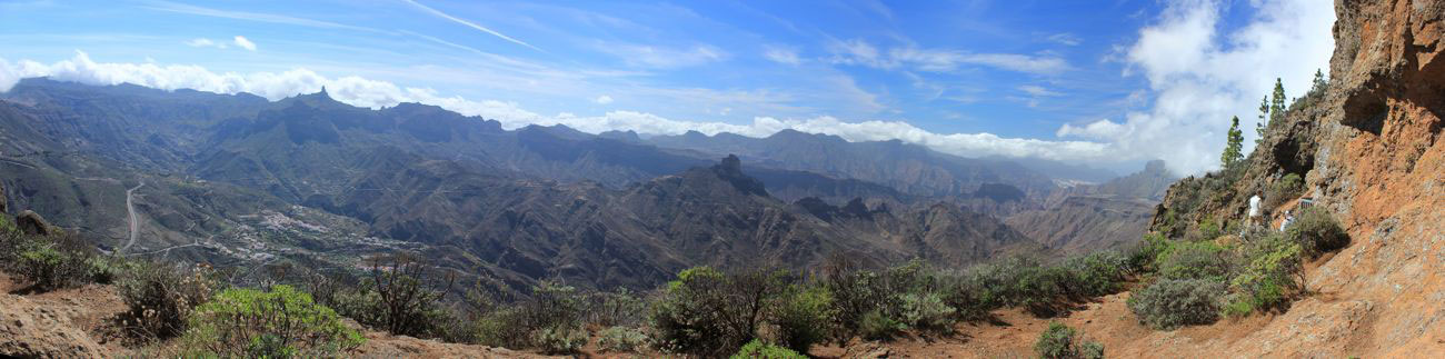 Panoramafoto vom Zentrum von Gran Canaria von den Cuevas de Caballero aufgenommen. Im Blick der Roque Nublo, Roque Bentaiga und Tejeda