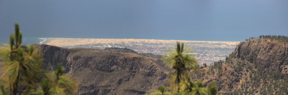 Blick vom Zentrum von Gran Canaria zu den Dünen von Maspalomas und Playa del Ingles.
