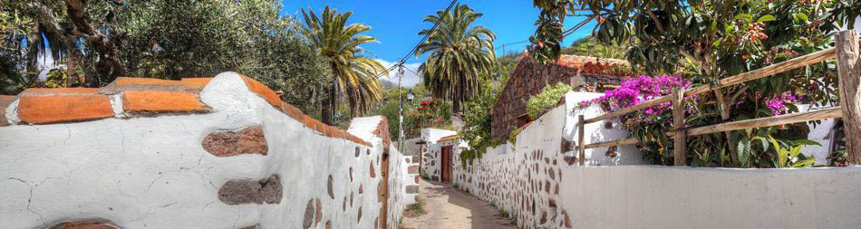 Gasse mit alten Häusern im typisch kanarischem Stil bei Santa Lucia