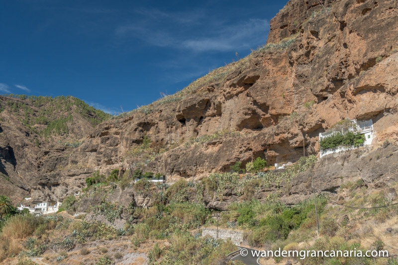 Felswand mit Höhlenwohnungen bei der Wanderung unterhalb von Acusa