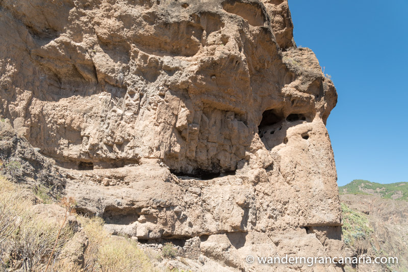 Felswand mit verschiedenen Höhlen der Ureinwohner von Gran Canaria