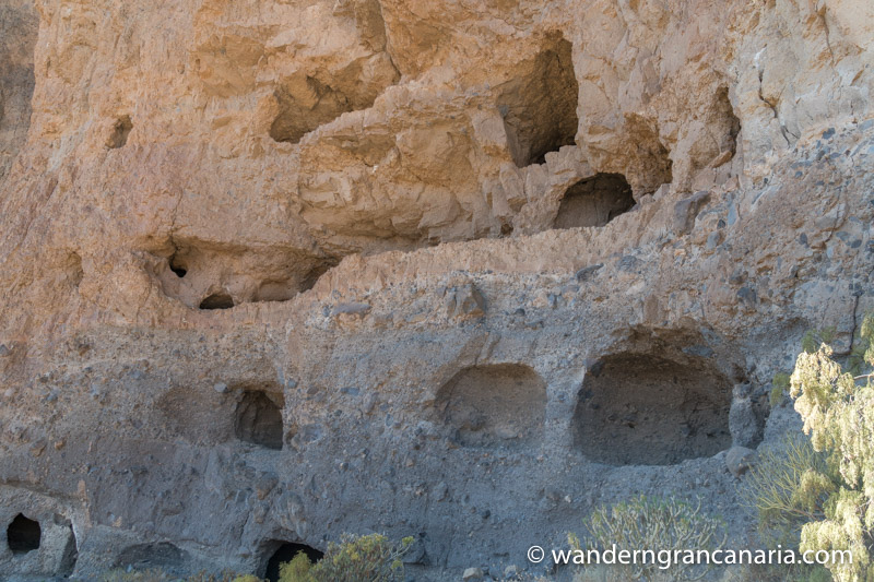 Speicherhöhlen in einer Felswand, Acusa Gran Canaria
