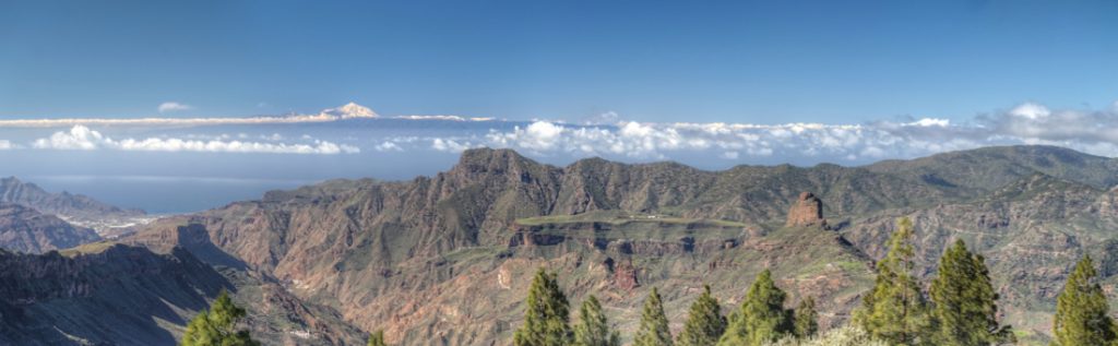 Blick vom Zentrum von Gran Canaria, dem Pico de las Nieves, nach Westen zum schneebedeckten Teide.