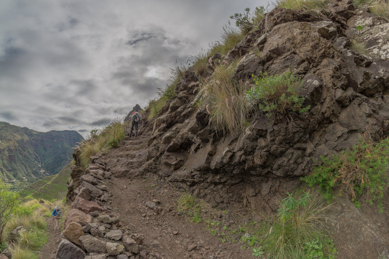 Wanderweg oberhalb vom Tal von Agaete mit Stufen durch die Felsen