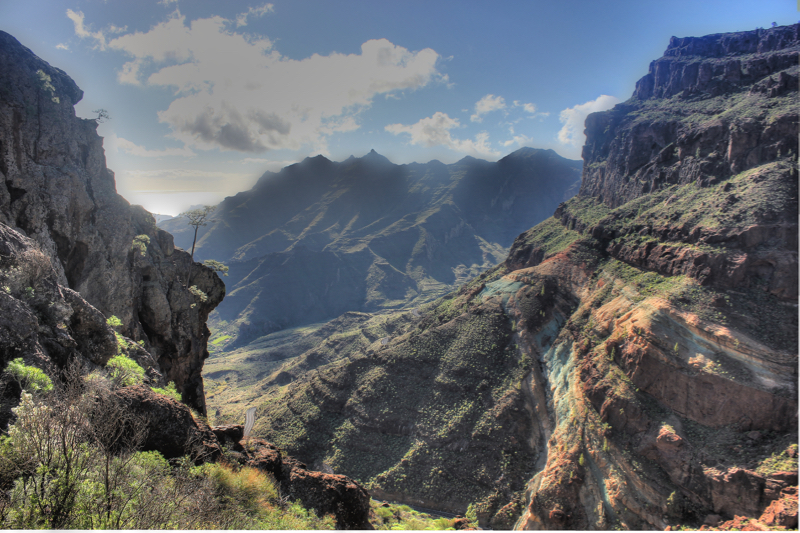 Felsiges Tal mit Blick auf die bunten Felsen von Los Azulejos, Gran Canaria