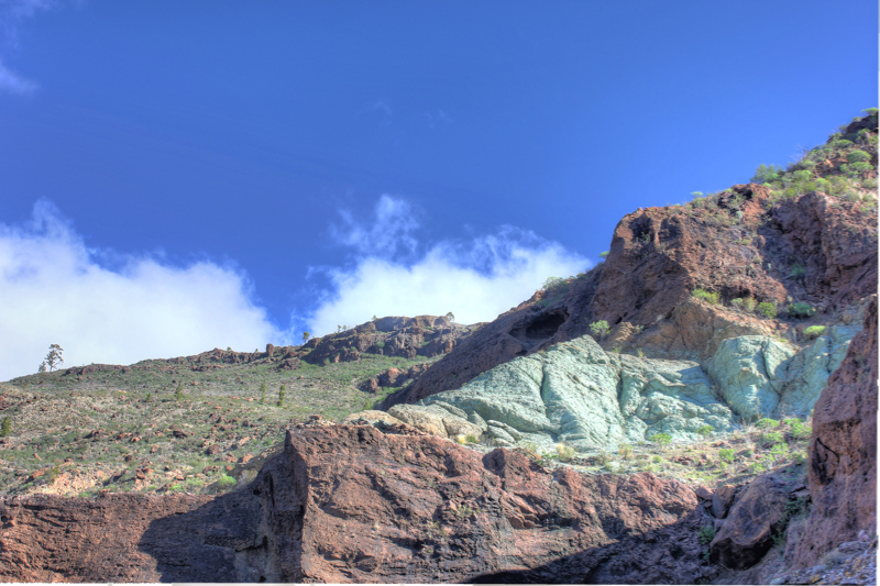 Grünes Felsband im Südwesten von Gran Canaria