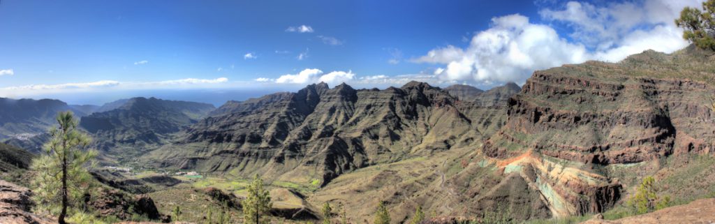 Bunte Felsen von Los Azulejos und Tal von Veneguera im Südwesten von Gran Canaria.