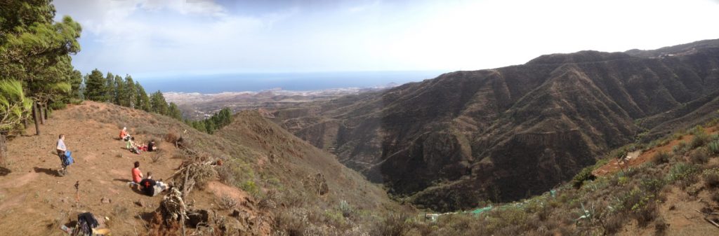 Pause beim Wandern mit Blick auf die Ostküste von Gran Canaria.