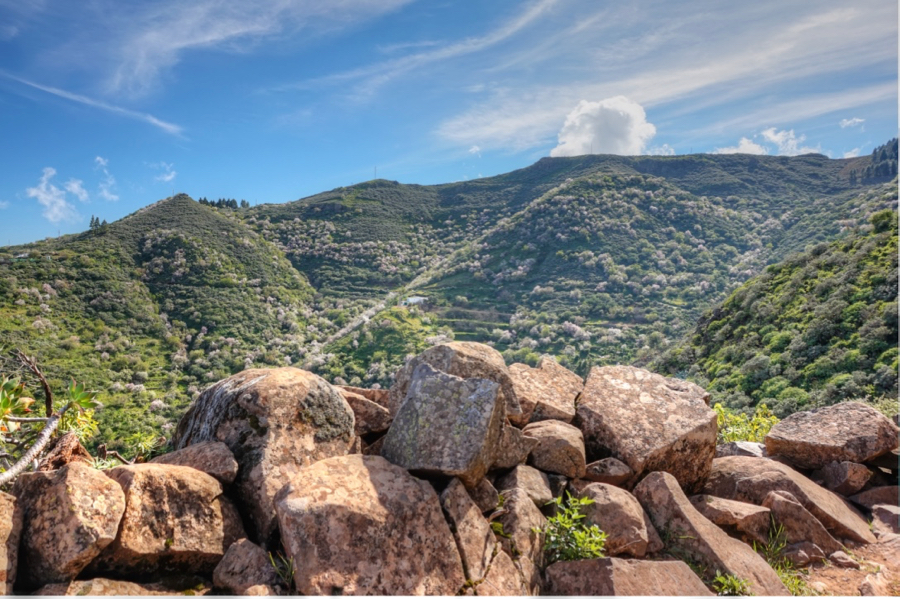 Mit Steinmauer gesicherter Wanderweg auf Gran Canaria