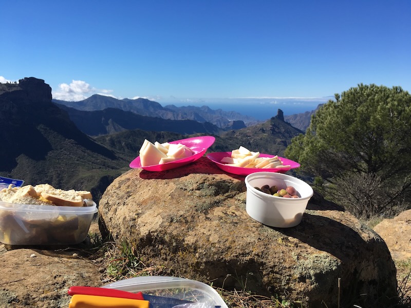 Picknick mit typisch kanarischen Produkten mit Blick auf den Roque Bentaiga.
