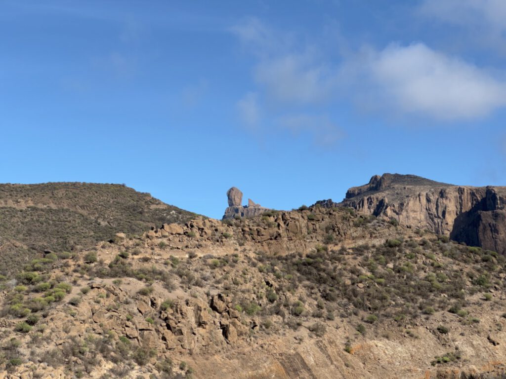 Roque Nublo im Zentrum von Gran Canaria vor trocken, felsiger Lanschaft