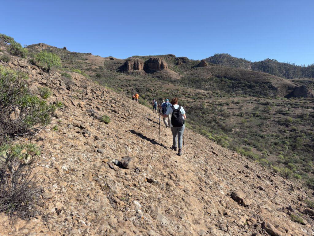 Wandergruppe auf felsigem Wanderweg auf einer Wanderung bei Juncal de Tejeda.