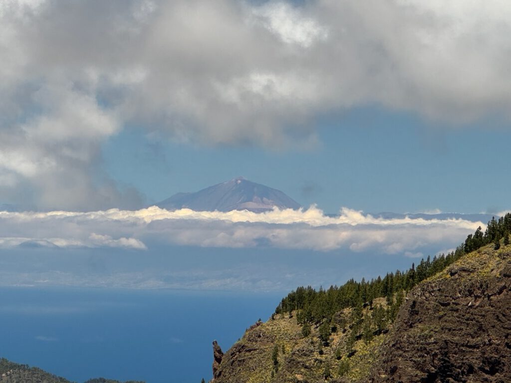 Blick von Gran Canaria auf den Teide auf Teneriffa.