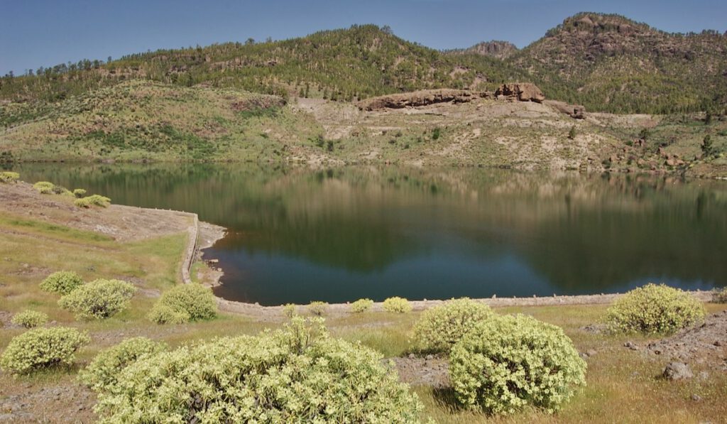 Stausee Presa de las Niñas mit sehr viel Wasser.