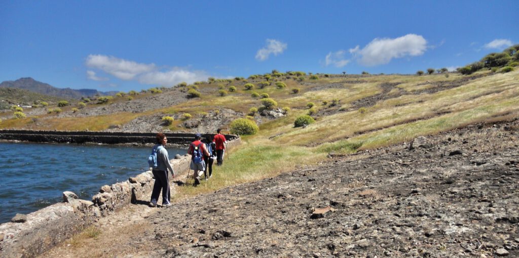 Wandergruppe am Stausee Presa de las Niñas
