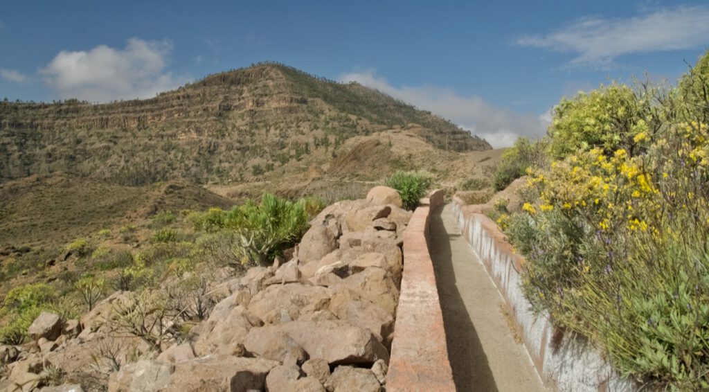 Wasserleitung im Zentrum von Gran Canaria und im Hintergrund der Berg Montaña de Tauro
