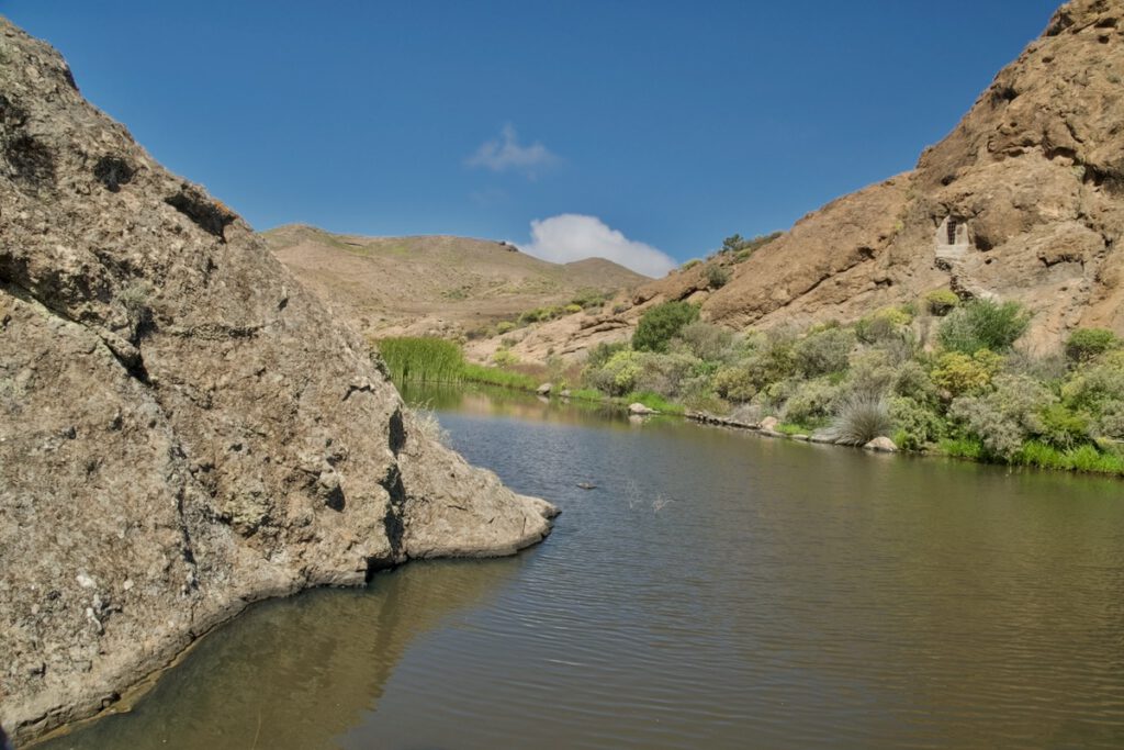 Kleiner Stausee zwischen Felsen im südwestlichen Zentrum von Gran Canaria