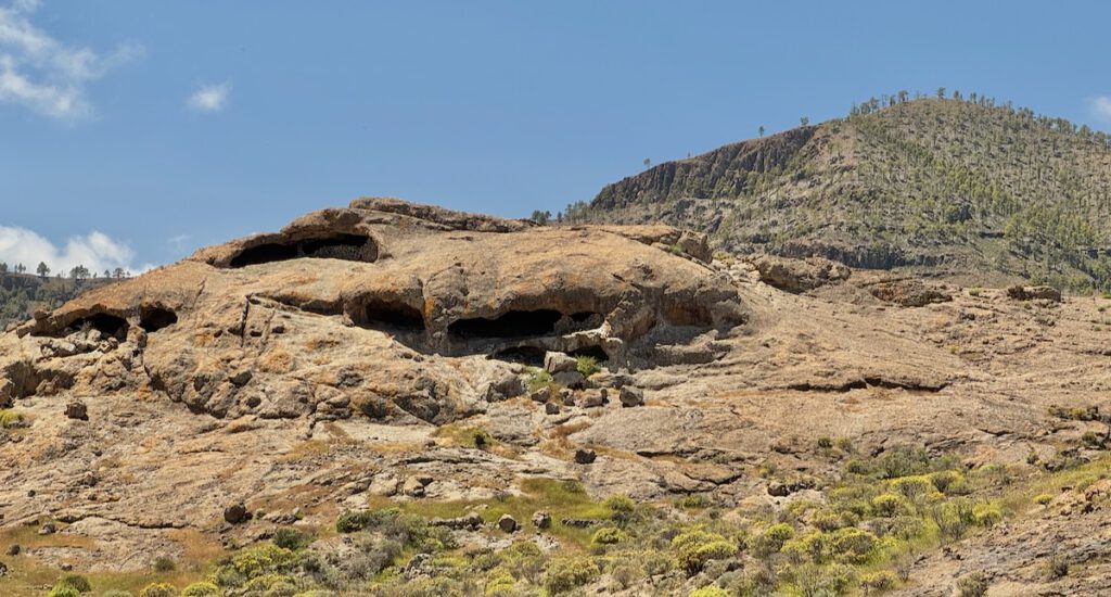 Alte Höhlen in felsiger Landschaft im südwestlichen Zentrum von Gran Canaria. 